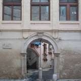 Raggiungiamo ora la vicina strada Zeuli, congiunta a via Zonnelli dal magnifico palazzo di fine 500 che racchiude il portone de jesse e trase, arco che ospita annualmente un caratteristico presepe e che fu murato nel 700 in modo da consentire l�entrata nella corte solo a chi avesse il permesso della famiglia Zeuli